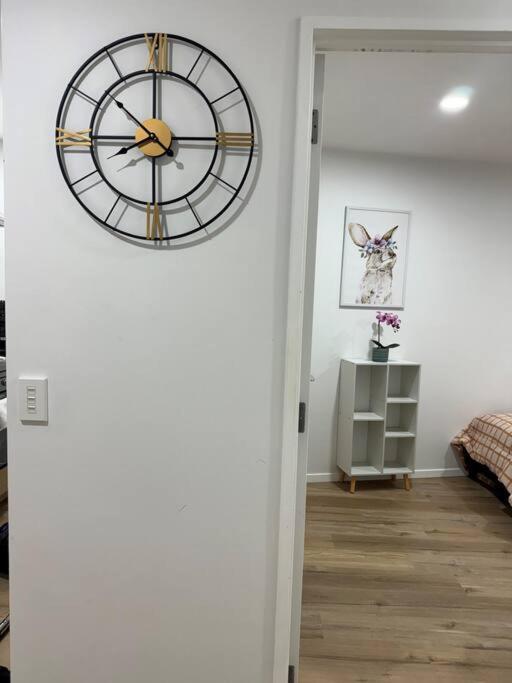 Stunning 3 Bd - 2 Bth City Apt - Pool & Carpark Оукланд Екстериор снимка